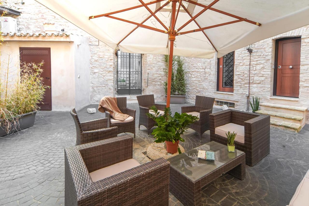 Palazzo Bozzoni Assisi Boutique Apartments Luaran gambar